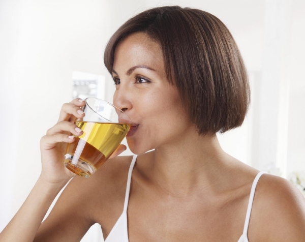 Mnoho lidí si v lednu dá raději džus než alkohol, aby se organismus po silvestrovské oslavě pročistil.