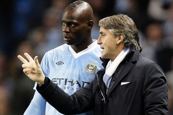 Trenér Roberto Mancini (vpravo) a Mario Balotelli.