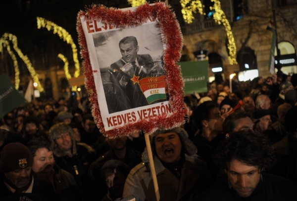 Desetitisíce Maďarů protestovaly proti nové ústavě.