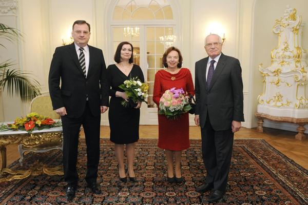 Premiér Nečas a prezident Klaus se i s manželkami setkali u nvoročního oběda. Premiér Nečas a prezident Klaus se i s manželkami setkali u nvoročního oběda.