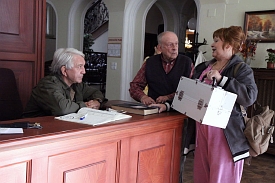 Alena Vránová, Stanislav Zindulka a Jiří Krampol v seriálu Život je ples.