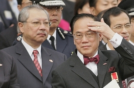 Ministr školství Michael Suen (vlevo) už se nakazil. Bakterie legionelly se našly i na toaletě nejvyššího představitele Hongkongu Donalda Tsanga (vpravo). 