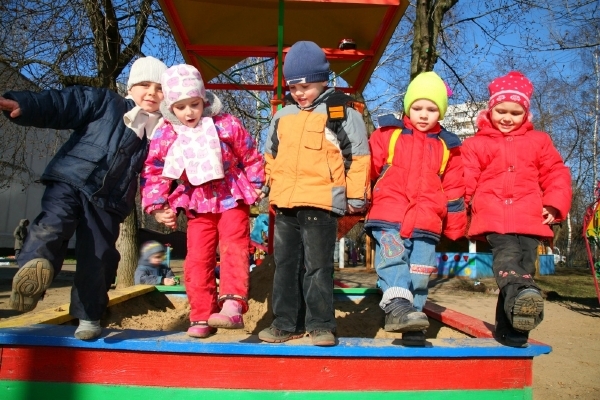 Hodina strávená na hřišti dokáže výrazně zlepšit školní prospěch, tvrdí vědci. Hodina strávená na hřišti dokáže výrazně zlepšit školní prospěch, tvrdí vědci.