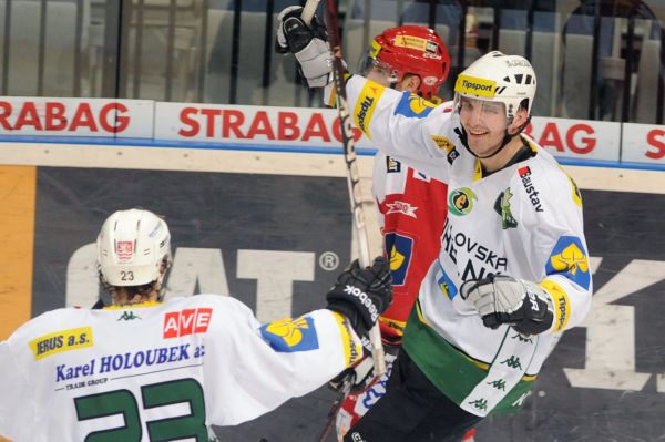 Petr Kumstát (vpravo) se raduje z gólu na 4:2. Petr Kumstát (vpravo) se raduje z gólu na 4:2.