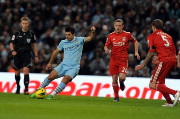 Sergio Aguero (vlevo) jedním gólem přispěl k vítězství Manchesteru City nad Liverpoolem 3:0.
