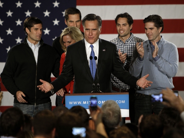 Vítězem primárek v Iowě se stal Mitt Romney (uprostřed).