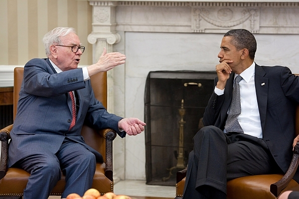 Buffett (vlevo) s prezidentem Obamou. Buffett (vlevo) s prezidentem Obamou.
