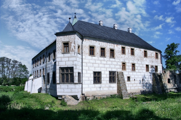 V renesančním zámku v Přerově nad Labem dřív sídlil rozhlasový archiv.