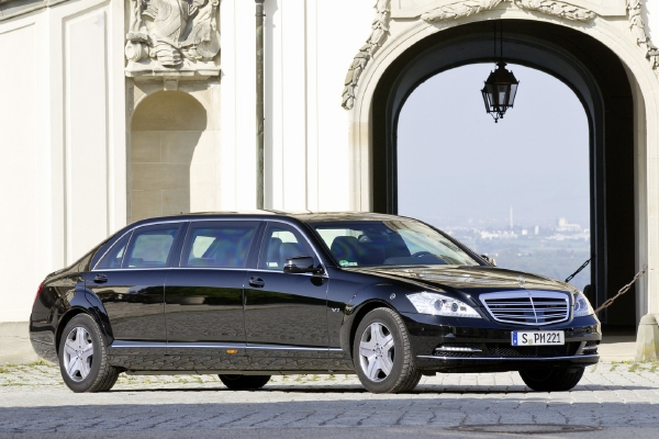 Odolá střelám i výbušninám. Mercedes-Benz S 600 Pullman Guard.