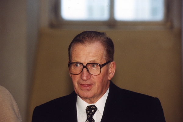 Lubomír Štrougal osmdesátiletý v roce 2004.
