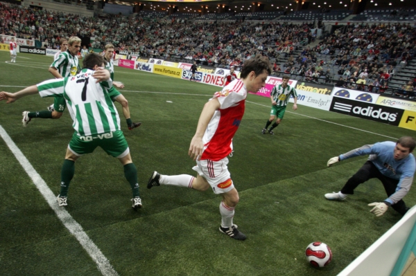 Halový turnaj Víkend šampionů se v neděli konat nebude. Byl zrušen kvůli obavám o bezpečnost.