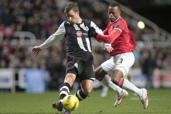 Ryan Taylor z Newcastlu v souboji s Patricem Evrou z Manchesteru United. Ryan Taylor z Newcastlu v souboji s Patricem Evrou z Manchesteru United.