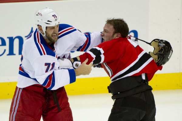 Nekompromisní forvard Rangers Mike Rupp (vlevo).