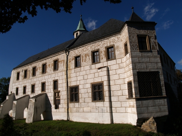 Zámek v Přerově nad Labem chce Český rozhlas prodat.