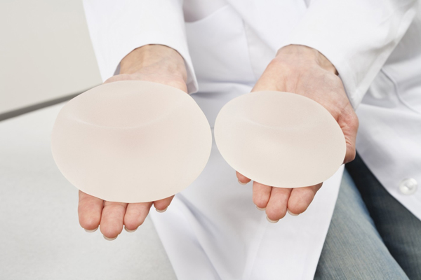 Lékaři uvažují, že vyjmou implantáty PIP i mužům (ilustrační foto).