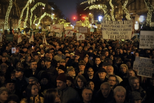 Desítky tisíc lidí protestovaly v Budapešti proti přijetí nové ústavy. 