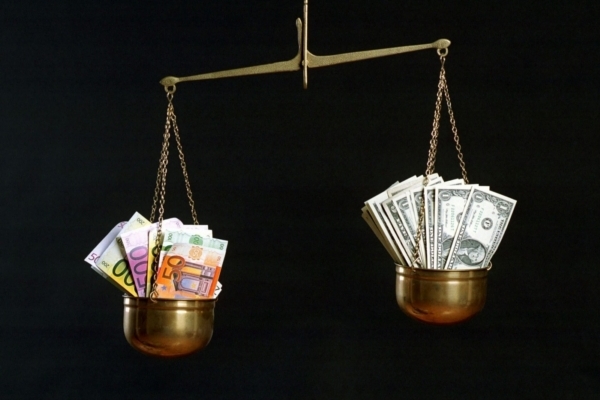 Euro se stále propadá vůči ostatním měnám.