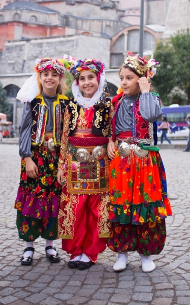 Jedna ze tří dívek v Turecku je provdána jako nezletílá, soudí hnutí za práva žen.