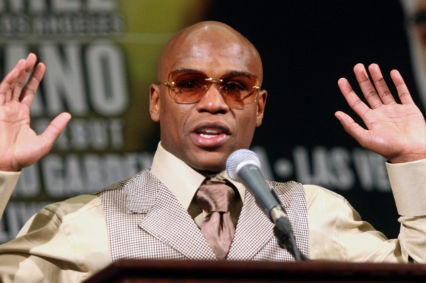 Boxer a násilník Floyd Mayweather půjde do vězení později.