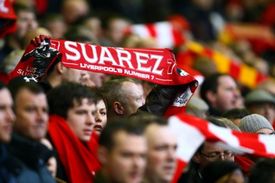 Fanoušci Liverpoolu vyjadřují podporu trestanému Suarézovi.