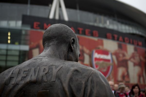 Henryho socha před stadionem Arsenalu. Henryho socha před stadionem Arsenalu.