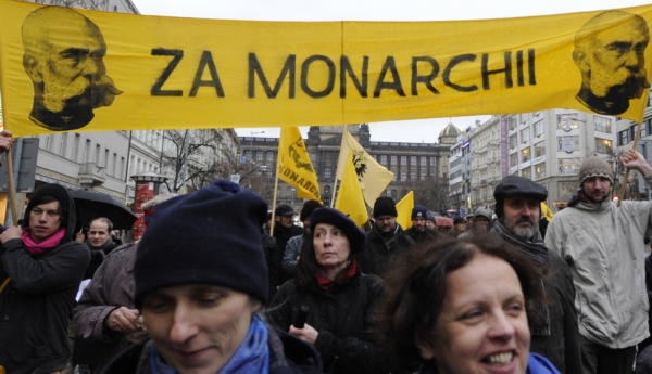 Zastánci monarchie tradičně pochodovali centrem metropole na Pražský hrad.