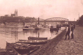 Marné čekání pražských ledařů a hostinských na led. Vltava pod Vyšehradem, rok 1912.