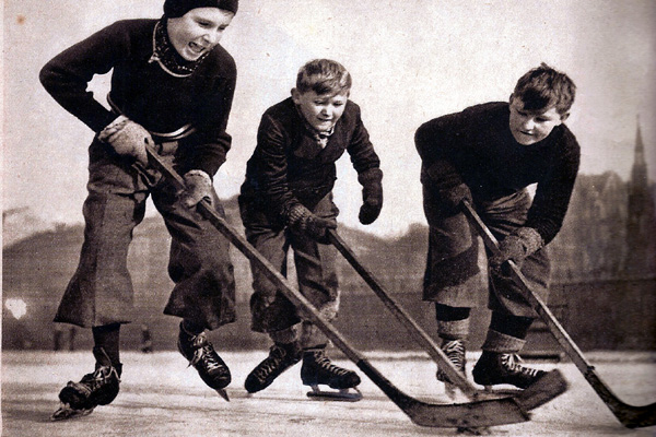 Český hokej v lednu 1912 značně trpěl. Marně se čekalo na zamrzlá kluziště a řeky, jak tomu bývalo jiné roky.