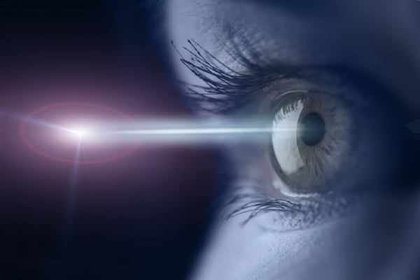 Laserové operace očí jsou bezbolestné a trvají kolem patnácti minut.