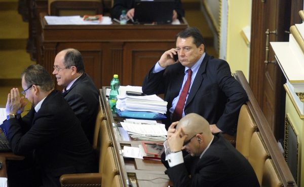 Nezařazený poslanec Jiří Paroubek ve sněmovně.
