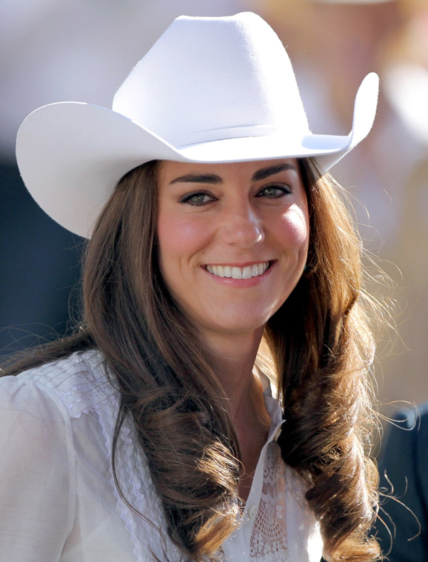 V červenci 2011 se Kate - ve slušivém kovbojském klobouku - a William vydali na návštěvu kanadského města Calgary.