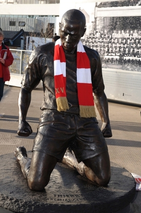Socha Thierryho Henryho před stadionem Arsenalu.