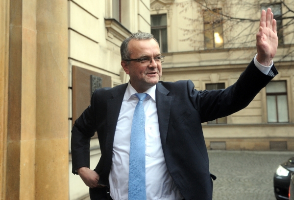 Ministr financí a místopředseda TOP 09 Miroslav Kalousek přichází na jendání K9.