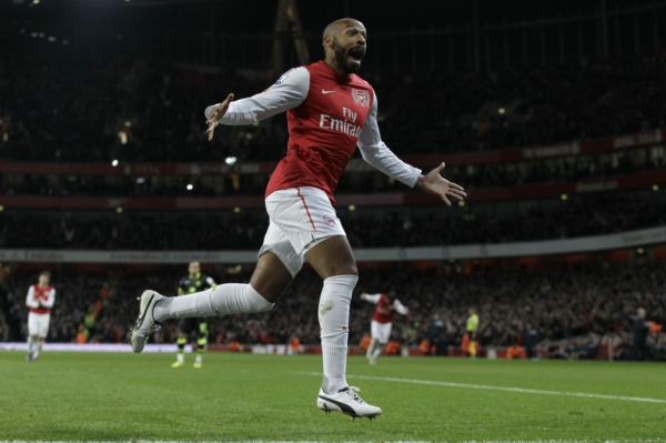Thierry Henry slaví svůj gól, který rozhodl o postupu Arsenalu. Thierry Henry slaví svůj gól, který rozhodl o postupu Arsenalu.
