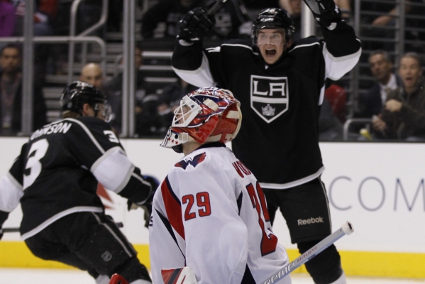 Tomáš Vokoun v brance Washingtonu inkasuje gól od Los Angeles.