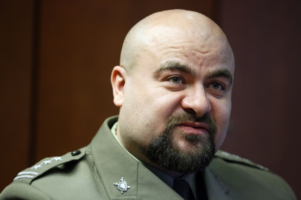 Mikolaj Przybyl se postřelil při tiskové konferenci. Snaží se prý hájit čest kolegů.