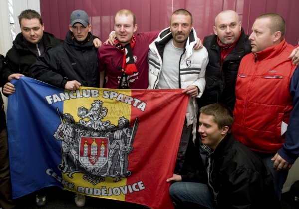 Tomáš Řepka (v bílém uprostřed) s českobudějovickými fanoušky Sparty. Tomáš Řepka (v bílém uprostřed) s českobudějovickými fanoušky Sparty.