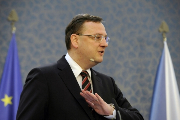 Premiér Petr Nečas se postavil proti snížení výdajových paušálů.