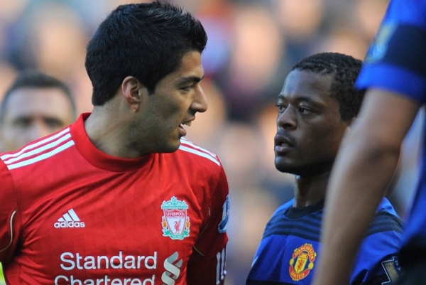 Luis Suárez (vlevo) si nyní odpykává trest za rasistické projevy směrem k Patrici Evrovi (vpravo). Luis Suárez (vlevo) si nyní odpykává trest za rasistické projevy směrem k Patrici Evrovi (vpravo).