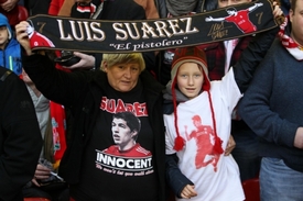 Fanoušci Liverpoolu stojí za Suárezem.