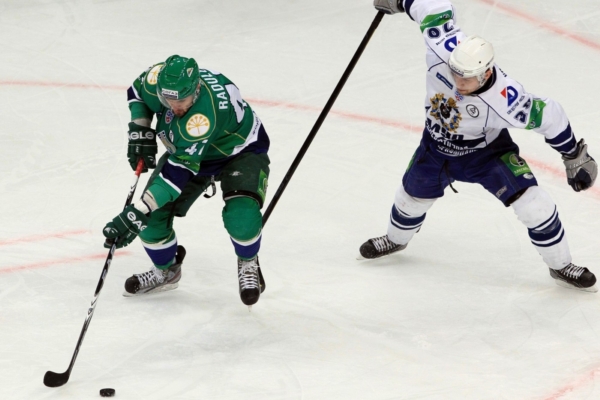 Nejproduktivnější Čech v KHL Petr Vrána (vpravo).