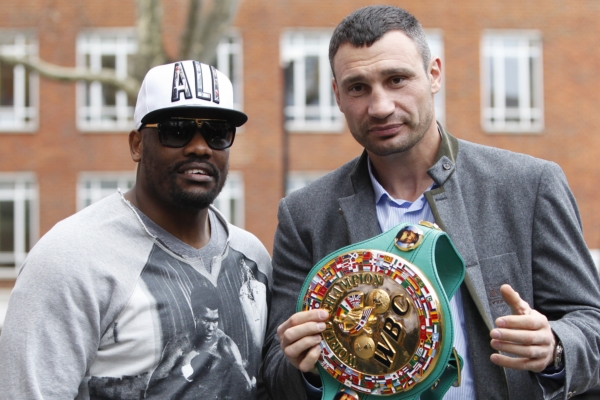 Vitalij Kličko (vpravo) a jeho vyzyvatel Derek Chisora při společném focení.