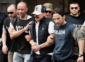 Boss Camorry Giuseppe Dell'Aquila. I když policie zatýká další a další mafiány, zločinecké syndikáty dál prosperují.