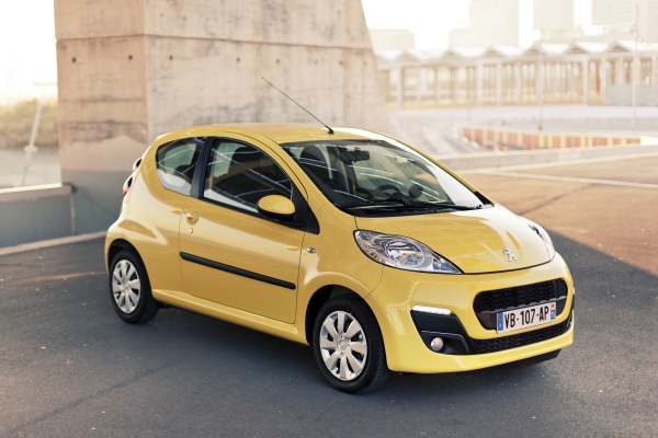 Změnou přední části zmodernizoval Peugeot 107 svůj výraz. 