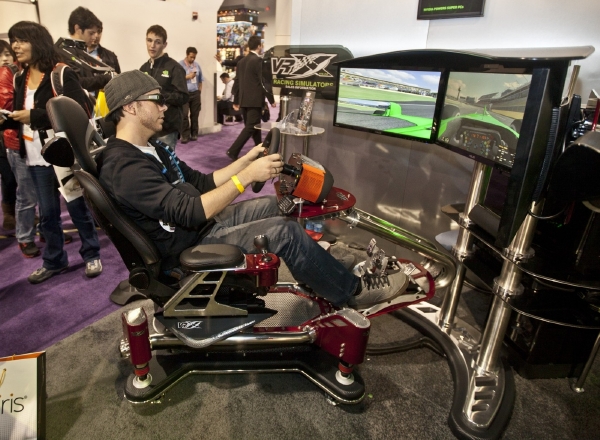 Jedním z nových trendů je 3D technologie. Na veletrhu je i 3D simulátor závodního automobilu.