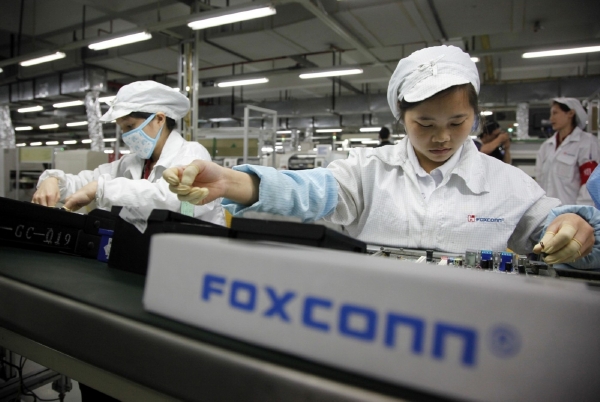 Foxconn vyrábí součástky prakticky pro všechny značky elektroniky. Zaměstnance ale dře.