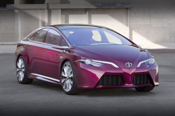 Koncept Toyota NS4 předvedl skutečně odvážné tvary.