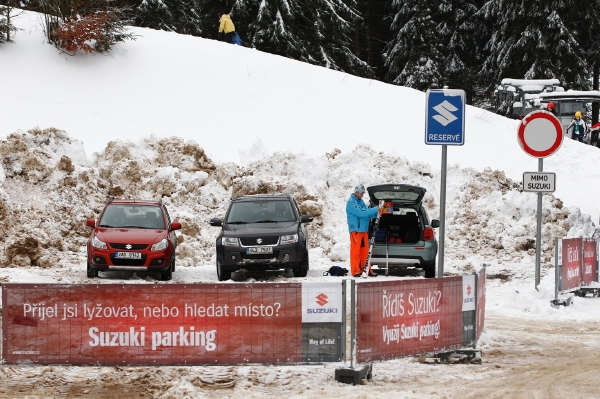 Logo Suzuki při vjezdu na parkoviště jasně vymezuje vozy, které mají vstup. 