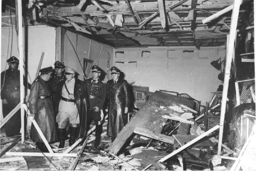 Vlčí doupě po neúspěšném atentátu na führera. Na snímku Martin Bormann a Hermann Göring.
