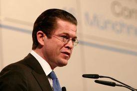 Karl-Theodor zu Guttenberg byl nadějným politikem i celebritou, než
 praskl jeho univerzitní podvod.